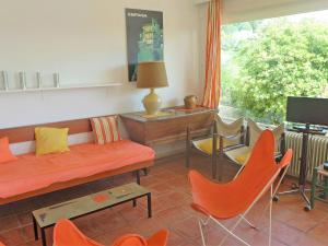 キャヴァレール・シュル・メールにあるApartment Villa Chantoiseau by Interhomeのリビングルーム(ソファ、椅子、テレビ付)