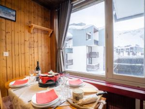 stolik w pokoju z dużym oknem w obiekcie Apartment Le Sefcotel-2 by Interhome w mieście Tignes