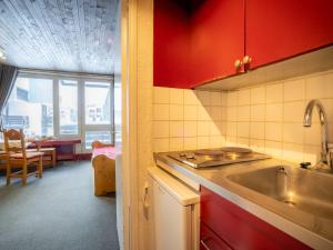 kuchnia ze zlewem i blatem w obiekcie Apartment Le Sefcotel-2 by Interhome w mieście Tignes