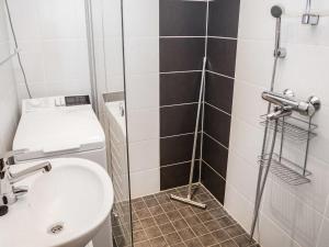 Et badeværelse på Holiday Home Katajarinne b by Interhome + 12 billeder