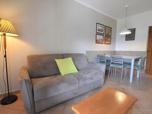 een woonkamer met een bank en een tafel bij Holiday Home Villa Vesta by Interhome in Crone