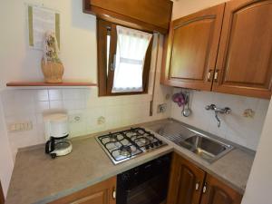 una cocina con estufa horno superior al lado de un fregadero en Holiday Home Villa Vesta-3 by Interhome, en Crone 13 fotos más