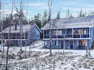 Deux maisons dans la neige l'une à côté de l'autre dans l'établissement Holiday Home Äkäsjärven lomamökit 1 by Interhome, à Rauhala