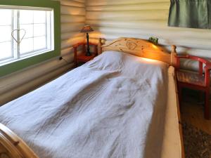 1 dormitorio con 1 cama con manta blanca en Holiday Home Lenebu - FJM231 by Interhome en Syvde