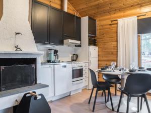 ユッラスヤルヴィにあるHoliday Home Lomaylläs b39 -suppapolku 6b by Interhomeのキッチン(テーブル、椅子、暖炉付)