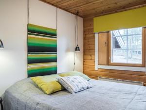 Postel nebo postele na pokoji v ubytování Holiday Home Lomaylläs b39 -suppapolku 6b by Interhome
