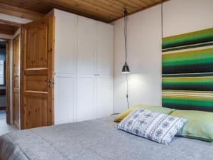 Postel nebo postele na pokoji v ubytování Holiday Home Lomaylläs b39 -suppapolku 6b by Interhome
