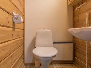 Koupelna v ubytování Holiday Home Lomaylläs b39 -suppapolku 6b by Interhome