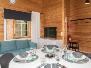 TV a/nebo společenská místnost v ubytování Holiday Home Lomaylläs b39 -suppapolku 6b by Interhome