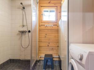Koupelna v ubytování Holiday Home Lomaylläs b39 -suppapolku 6b by Interhome