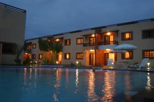 a large swimming pool in front of a building at CostaSol Pipa Chalés in Pipa