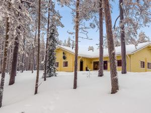 サッラにあるHoliday Home Sallan panparkstie 14 b by Interhomeの雪の中の黄色い小屋