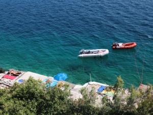 プリズバにあるApartment Martina-1 by Interhomeの海岸近くの水上に浮かぶ二隻の船