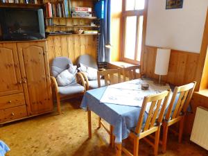 ノルデンにあるApartment Krause by Interhomeのリビングルーム(テーブル、椅子、テレビ付)