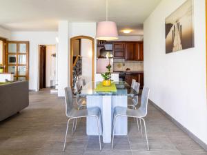 comedor con mesa y sillas en Holiday Home Tramonto - SEA116-1 by Interhome, en Stresa