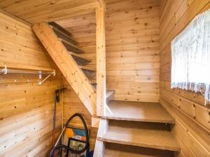 ein Zimmer in einem Blockhaus mit einer Treppe in der Unterkunft Holiday Home Mäkitupa by Interhome in Laiterla