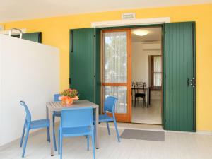 una sala da pranzo con tavolo e sedie blu di Holiday Home Malva by Interhome a Bagni