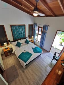 ein Schlafzimmer mit einem großen Bett in einem Zimmer in der Unterkunft Village Hideaways & Spas in Fulhadhoo