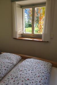 Schlafzimmer mit einem Bett und einem Fenster in der Unterkunft Apartment Bergfried by Interhome in Engelberg