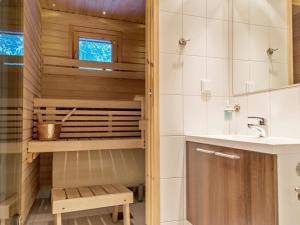 Et badeværelse på Holiday Home Yllästar 3 as 604 by Interhome