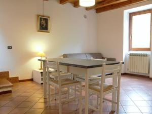 - une salle à manger avec une table et des chaises dans l'établissement Apartment Ca' Pignoi-1 by Interhome, à Marciaga