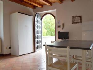 une cuisine avec une table et des chaises ainsi qu'une porte ouverte dans l'établissement Apartment Ca' Pignoi-1 by Interhome, à Marciaga