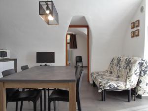 comedor con mesa y silla en Apartment Ca' Pignoi-2 by Interhome, en Garda