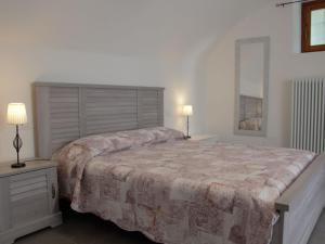 ガルダにあるApartment Ca' Pignoi-2 by Interhomeのベッドルーム1室(大型ベッド1台、大型ヘッドボード付)