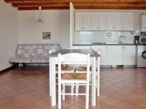 een keuken met een tafel en stoelen in een kamer bij Apartment Ca' Pignoi-7 by Interhome in Garda