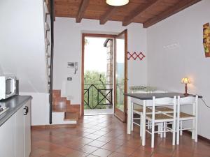 ガルダにあるApartment Ca' Pignoi-6 by Interhomeのキッチンとダイニングルームの景色を望む客室です。