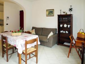 カスティリョンチェッロにあるApartment Villa Casa Marina-2 by Interhomeのリビングルーム(テーブル、ソファ付)