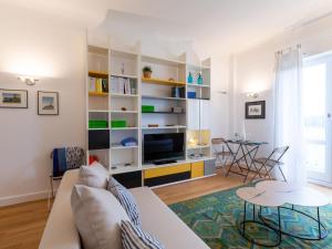 ein Wohnzimmer mit Sofa und Fernseher in der Unterkunft Studio Regina by Interhome in Biarritz + 12 Fotos