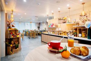 une cuisine avec une table et une assiette de nourriture dans l'établissement Residhome Saint Ouen, à Saint-Ouen