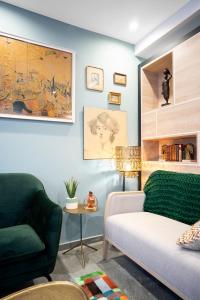 uma sala de estar com um sofá e uma cadeira em Residhome Saint Ouen em Saint-Ouen