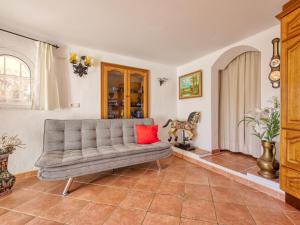 Balcon del MarにあるHoliday Home Uschi by Interhomeのリビングルーム(グレーのソファ、赤い枕付)