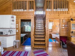 eine Holzhütte mit Treppe, die zu einer Küche führt in der Unterkunft Holiday Home Polaria by Interhome in Niittymaa