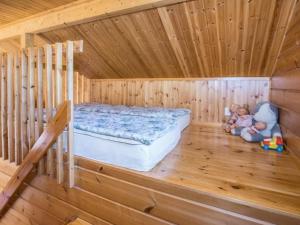zwei Teddybären sitzen in einer Holzhütte mit einem Bett in der Unterkunft Holiday Home Polaria by Interhome in Niittymaa + 9 Fotos