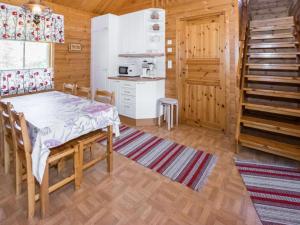 eine Küche und ein Esszimmer mit Tisch und Stühlen in der Unterkunft Holiday Home Polaria by Interhome in Niittymaa
