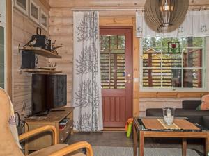 Et tv og/eller underholdning på Holiday Home Kurjenpuola by Interhome