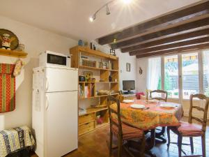 キャヴァレール・シュル・メールにあるHoliday Home Le Clos du Rigaud-3 by Interhomeのキッチン(テーブル、白い冷蔵庫付)