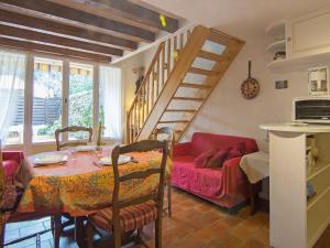 - une salle à manger avec une table et un canapé rouge dans l'établissement Holiday Home Le Clos du Rigaud-3 by Interhome, à Cavalaire-sur-Mer