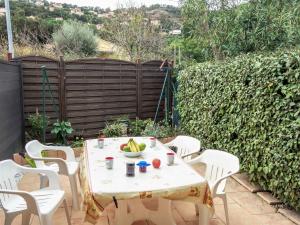 - une table avec un bol de fruits sur la terrasse dans l'établissement Holiday Home Le Clos du Rigaud-3 by Interhome, à Cavalaire-sur-Mer