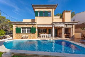 Villa con piscina frente a una casa en Villa Trobadors, en El Arenal