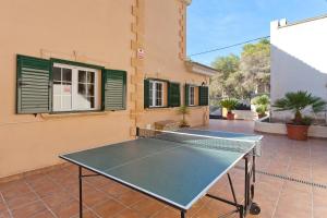 Instalaciones para jugar al ping pong en Villa Trobadors o alrededores