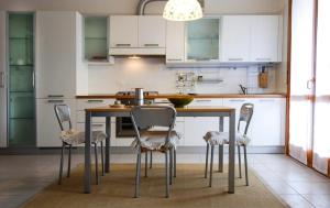 Η κουζίνα ή μικρή κουζίνα στο UR-NEST Fantin +12 φωτογραφίες