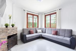 Una sala de estar con un sofá y una chimenea. en Villa Els Pins, en El Arenal