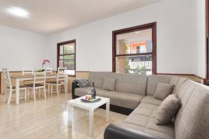 ein Wohnzimmer mit einem Sofa und einem Tisch in der Unterkunft Villa Can Pastilla in Can Pastilla