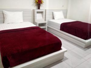 Un pat sau paturi într-o cameră la GRANADA INN PALU
