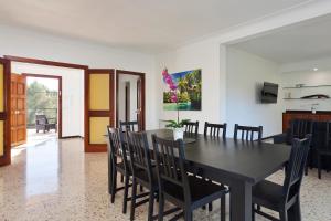 Televízia a/alebo spoločenská miestnosť v ubytovaní Villa Son Veri Miramar + 19 fotografií
