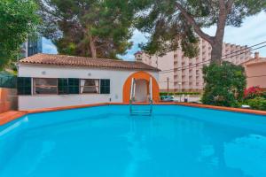 una grande piscina di fronte a una casa di Llinya 7 a El Arenal